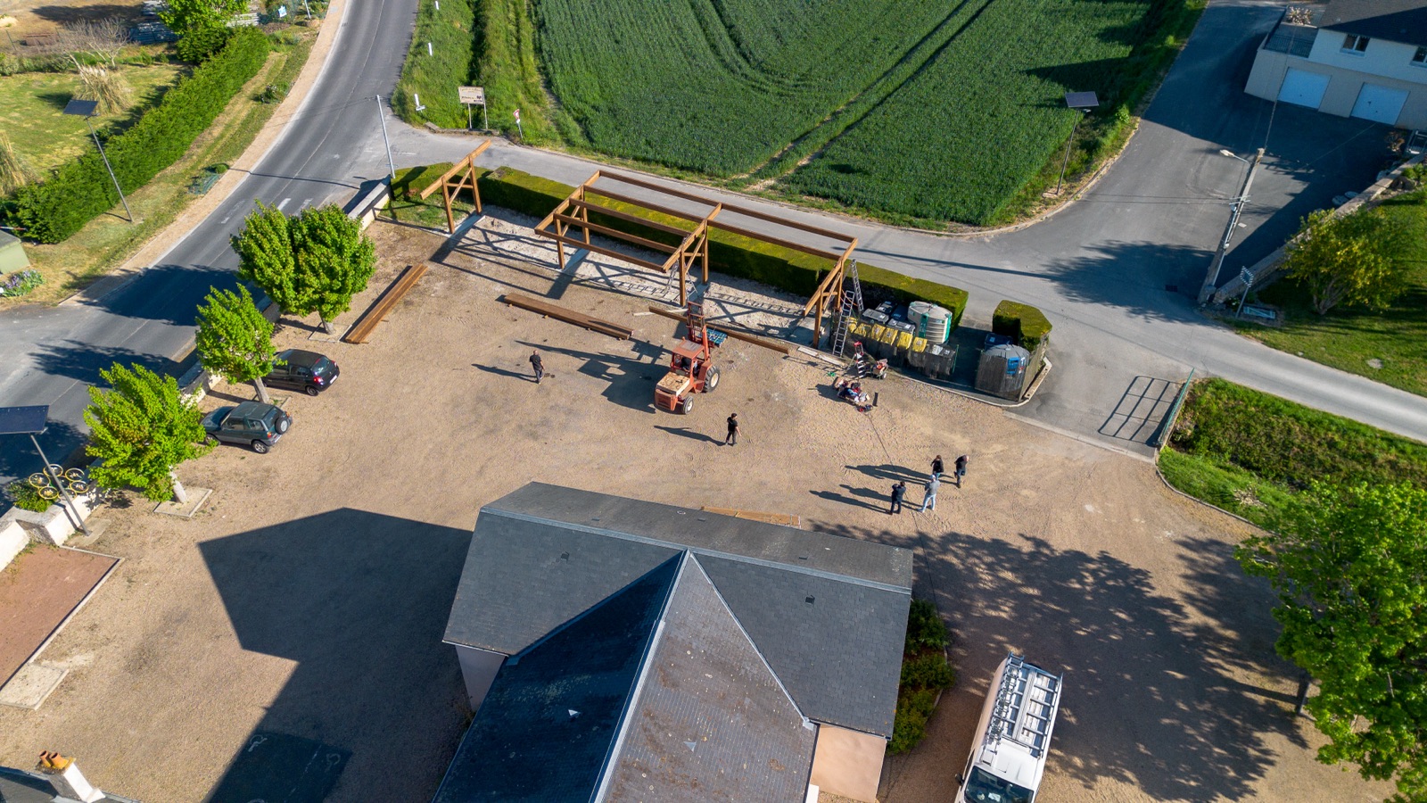 Vue aérienne de l'ombrière photovoltaïque à Brizay